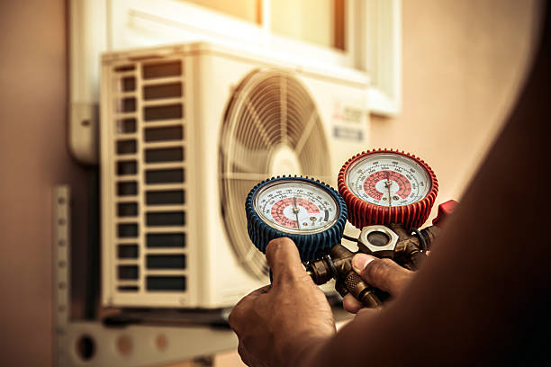 Professional Hvac technician working in Miami, FL